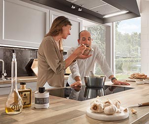 kochen-mann-und-frau-in-kueche