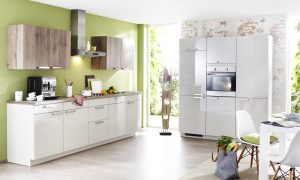 Küche zweizeilig - Moderne Küche mit weißen Hochglanzfronten und Holzschränken vor einer grünen Wand