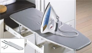 Ausziehbares Bügelbrett mit Bügeleisen, integriert in eine Küchenschublade