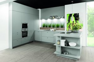 Moderne U-förmige Küche in Grau mit Kücheninsel und grüner Dekoration
