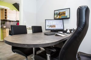 Moderner Beratungsplatz mit Computer und Küchengestaltungssoftware im Küchenhaus Arnstadt