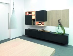 Moderne Küchenzeile in Schwarz mit Holzakzenten und stilvollen Dekorationen