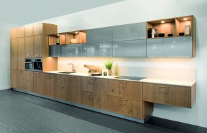 Moderne Küchenzeile mit Holz- und Hochglanzfronten und integrierter Beleuchtung