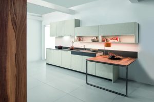 Moderne Küchenzeile in hellem Design mit Holzakzenten und integriertem Tisch