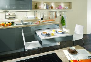 Moderne Küchenzeile mit ausziehbarem Tisch und Hängeregal für Küchenutensilien