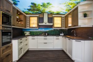 Landhausküche mit Holzfronten und grünem Wandbild