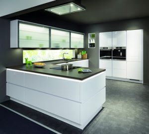 Moderne U-Küche in Weiß mit beleuchteter Glasrückwand und integrierten Küchengeräten – Küchenhaus Arnstadt