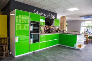 Grifflose grüne Küche mit moderner Ausstattung