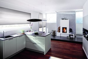 Klassische Küche Alkersleben - Moderne Küche mit Kochinsel und gemütlichem Kamin im Hintergrund