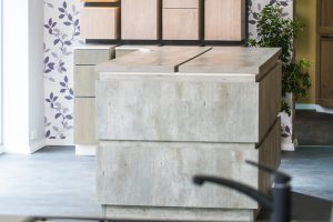 Moderne Kücheninsel aus Betonoptik mit Schubladenelementen