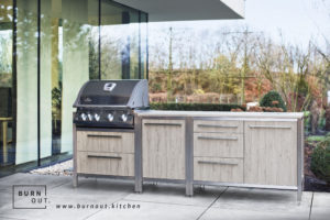 Gasgrill in einer Outdoorküche