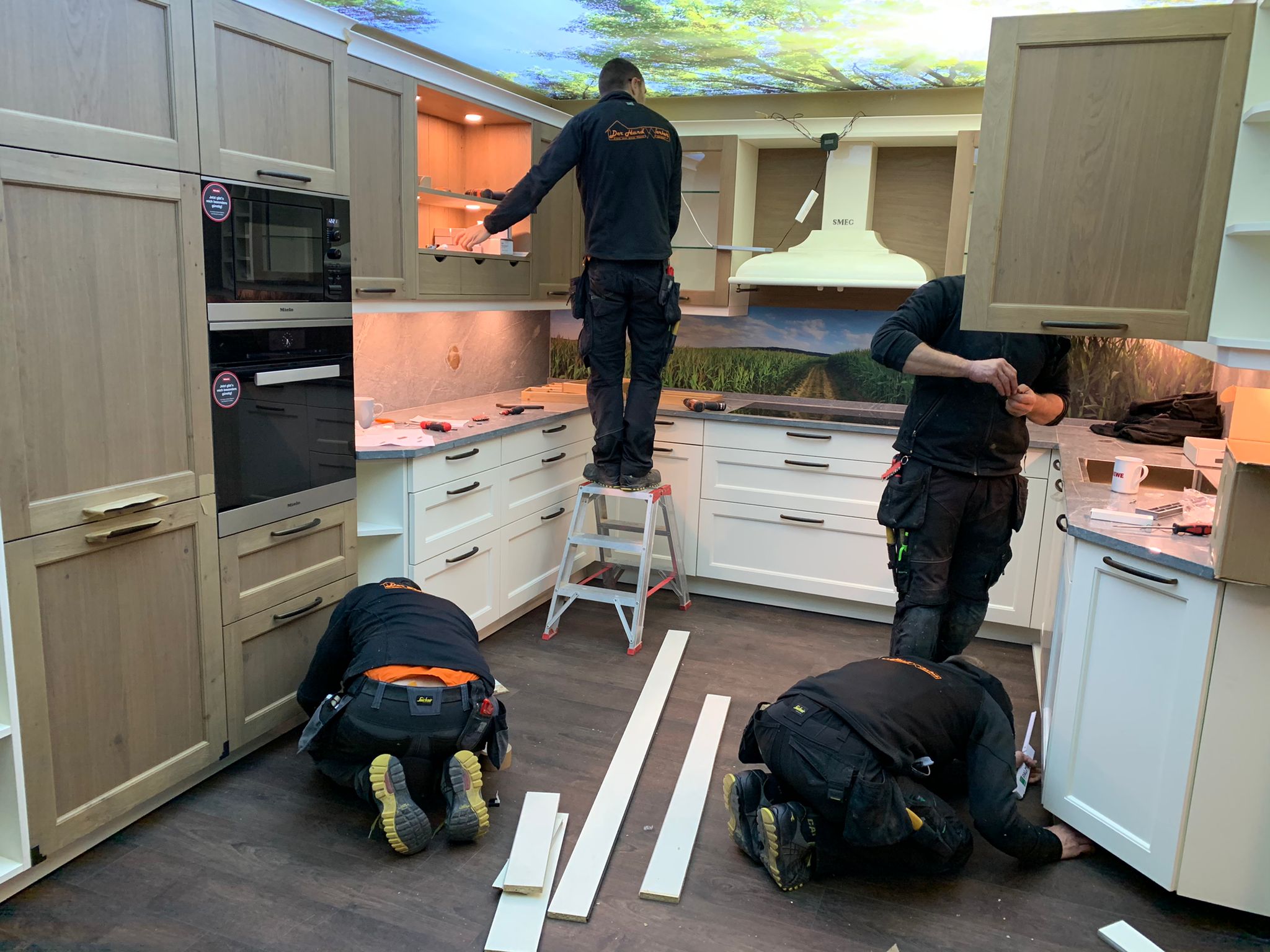 Die Handwerker bauen eine Küche auf. 