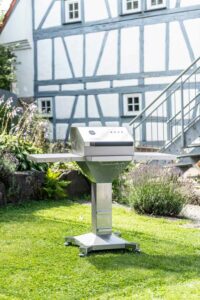 Edelstahlgrill vor einem Fachwerkhaus in Thüringen