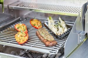 Lammfilet mit gefüllten Tomaten auf einem EdelstahlHolzkohleGrill