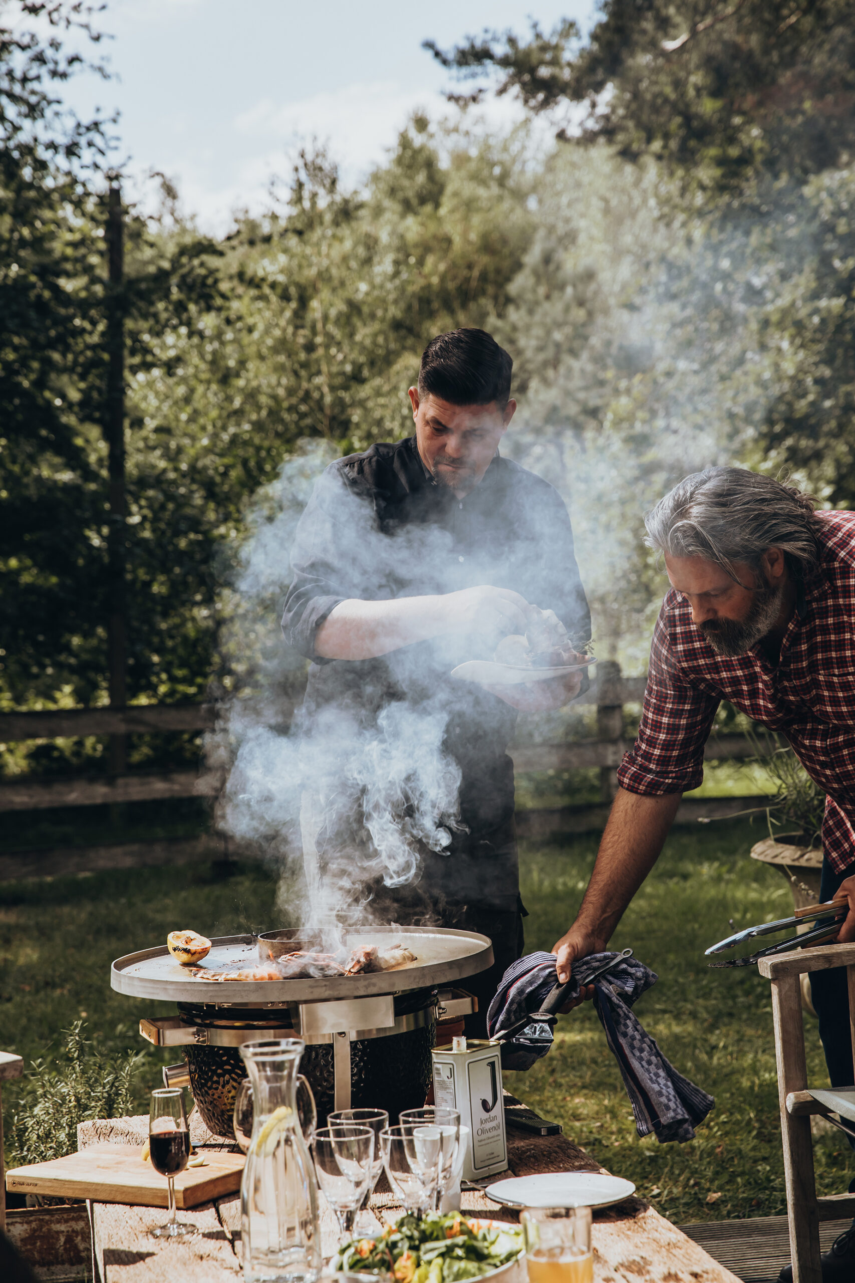 Ascheentfernung am Kamado Grill