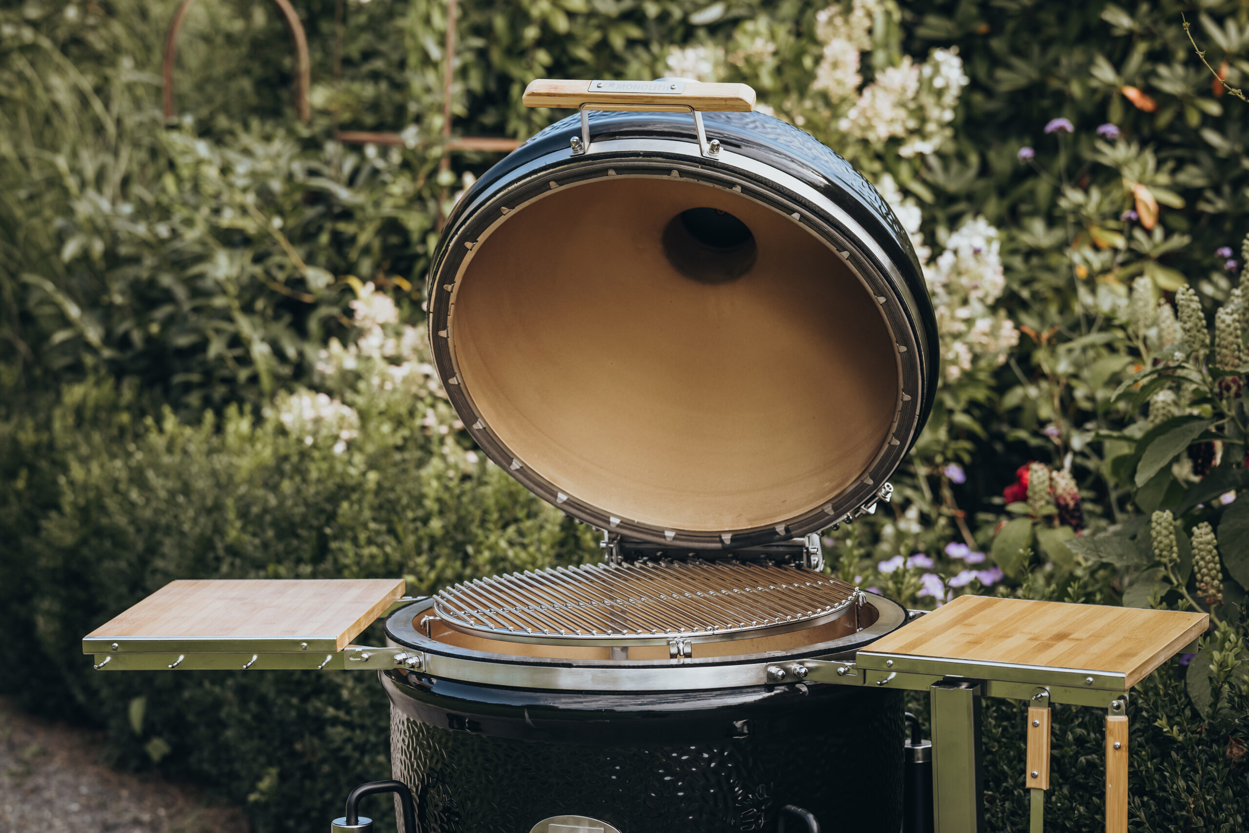 Temperaturkontrolle mit dem Kamado Grill, Blick in die Innenseite mit dicken Keramikwänden